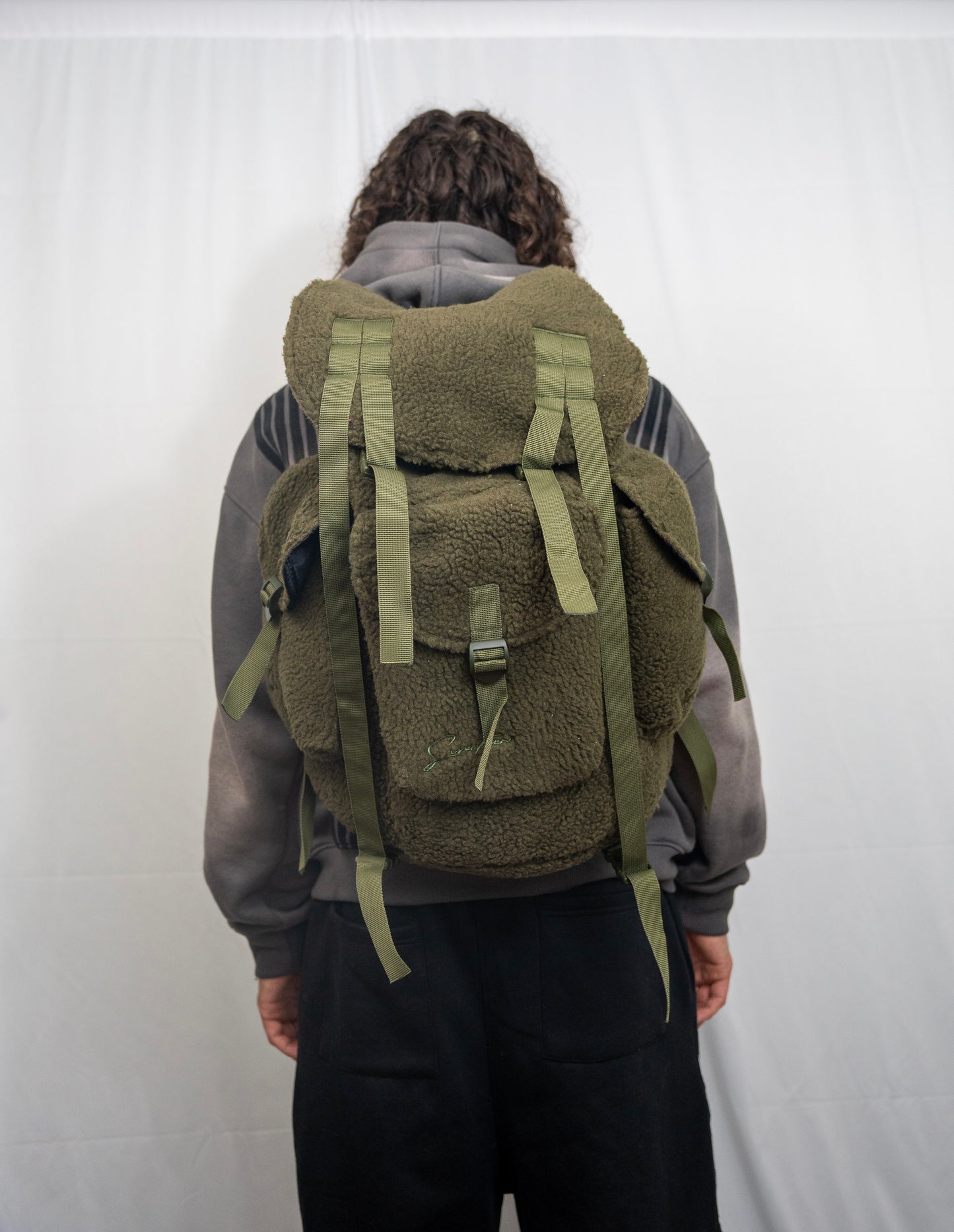 ARMY GREEN CAMPER BAG