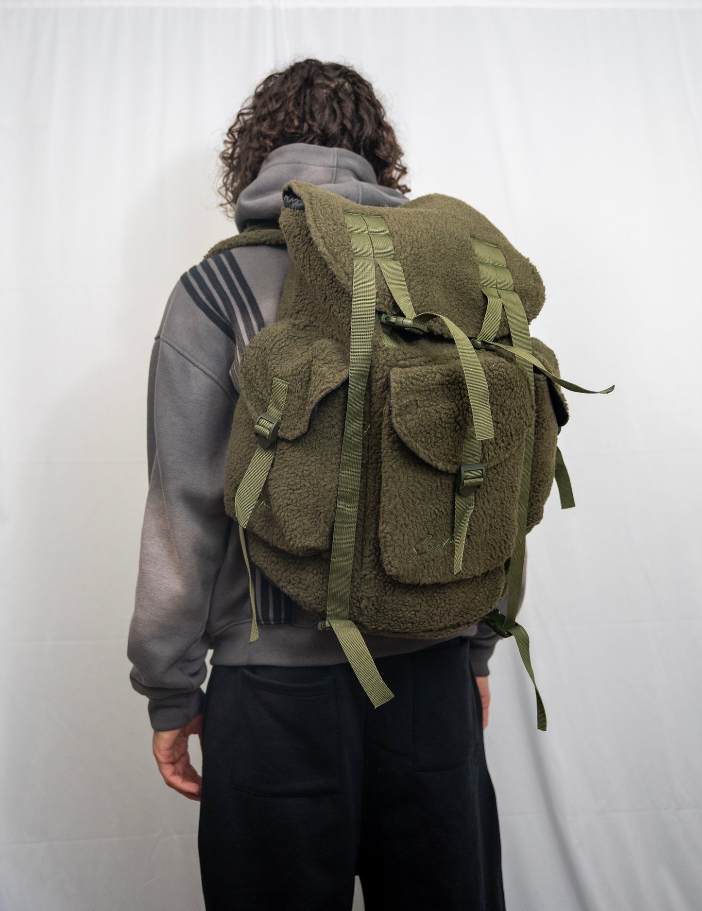 ARMY GREEN CAMPER BAG
